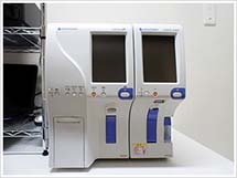全自動血球計数器（左）・CRP測定器